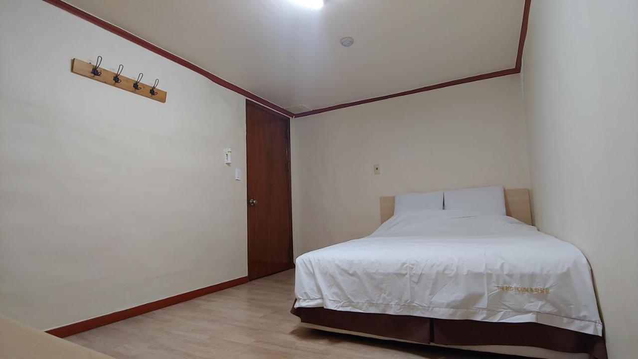 The Red House Motel Sokcho Exterior photo